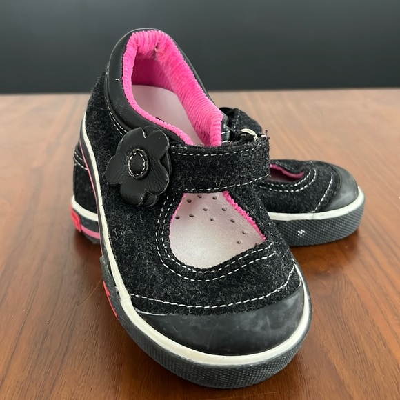 See Kai Run, Mary Jane, Velcro closure, flower detail, black/pink, 5 - Picture 4 of 8